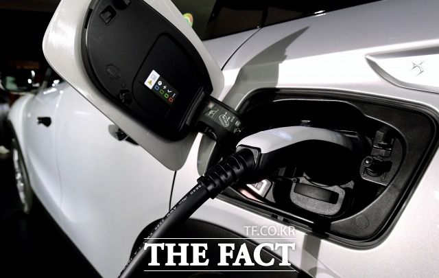 지난해 코로나19 여파에도 성장한 수입차 업계는 올해 전기차를 앞세워 상승세를 이어간다는 방침이다. 사진은 지난해 9월 출시된 'DS3 크로스백 E-텐스'의 충전 모습. /이선화 기자