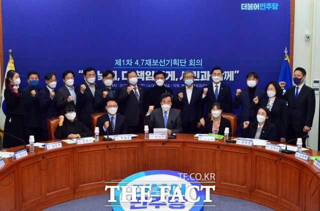 보궐선거를 약 3개월 앞두고 여당은 조심스럽게 경선 규칙과 시기를 조율하고 있다. 지난해 11월 9일 제1차 4.7 재보선기획단 회의에 앞서 기념촬영하는 이낙연 더불어민주당 대표(앞줄 가운데)와 기획단 참석자. /이새롬 기자