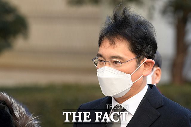 이재용 삼성전자 부회장이 지난해 12월 30일 서울 서초구 서울고등법원에서 열린 국정농단 파기환송심 속행 공판에서 눈물을 흘리며 변화의 의지를 밝혔다. /남용희 기자