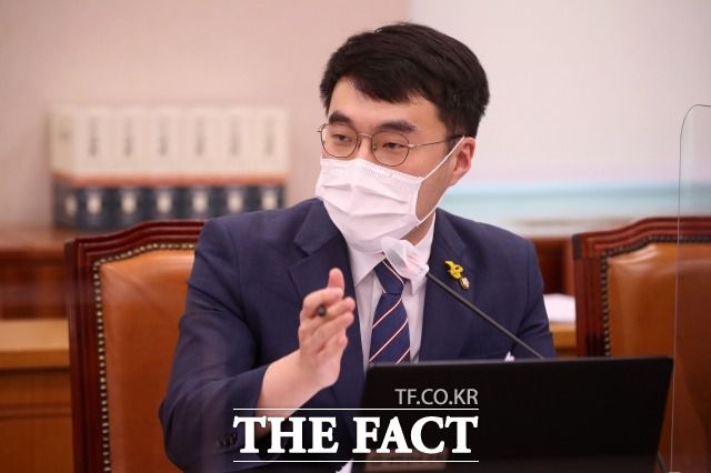 김남국 더불어민주당 의원은 이 대표의 두 전직 대통령 사면 발언에 대해 "사법적 정의를 후퇴시키고 촛불 민심을 거스르는 것"이라고 공개적으로 반대했다. /이새롬 기자