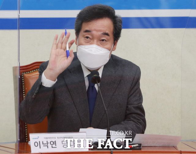 일각에선 박 전 대통령의 최종심이 확정되고 여야 사면 논의가 물살을 탈 경우 이 대표가 주도권을 가져갈 수 있다는 관측도 나오고 있다. 이날 국회에서 열린 청년미래연석회의 출범식에 참석한 이 대표. /국회사진취재단