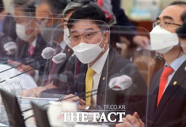 지성호 국민의힘 의원은 오는 6일 대북전단금지법 관련 미국 의회 청문회를 준비 중인 크리스 스미스 하원의원과 화상 간담회를 진행한다고 4일 밝혔다. 지난 10월 8일 국회에서 열린 외교통일위원회의 통일부 등에 대한 국정감사에서 질의하는 지 의원. /이새롬 기자