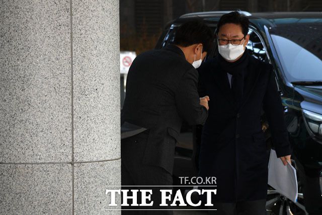 박범계 법무부 장관 후보자는 지명 직후 '재산신고 누락', '가족 간 부동산 헐값 매각', '고시생 폭언' 의혹 등 다양한 의혹이 쏟아지고 있다. 박 후보자가 5일 오전 서울 서초구 서울고등검찰청에 마련된 인사청문회 준비사무실로 출근하며 관계자와 주먹인사를 나누고 있다. /남윤호 기자