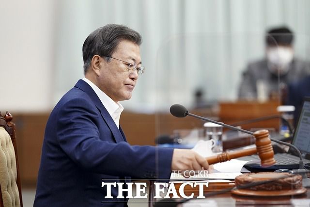 문재인 대통령은 신축년 새해 첫 메시지로 "코로나19 사태 극복과 선도국가로의 도약"을 강조했다. 문 대통령이 5일 오전 청와대에서 국무회의를 주재하고 있다. /청와대 제공