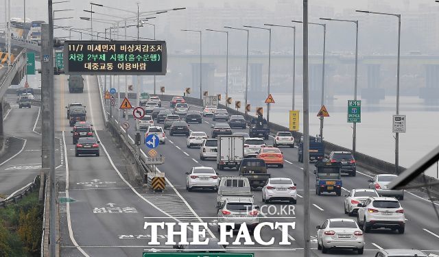 '배출가스 5등급 차량 운행제한'이 본격적으로 시행된 후 단속 위반 차량은 지난해 같은 기간 대비 72% 감소했다. /임세준 기자