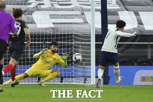 토트넘 손흥민이 6일 브랜트포드와카라바오컵 준결승전에서 후반 추가골로 유럽무대 통산 150호골을 완성하고 있다./런던=AP.뉴시스