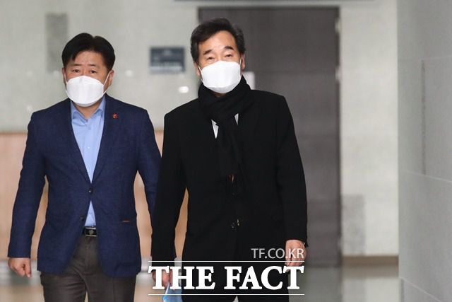 이낙연 더불어민주당 대표가 이명박·박근혜 전 대통령 사면론을 언급한 이후 민주당 안팎에선 찬반을 두고 격렬한 논쟁이 펼쳐지고 있다. 이 대표가 지난 3일 국회 의원회관에서 최고위원들과 비공개 회의를 위해 사무실로 들어가는 모습. /국회사진취재단