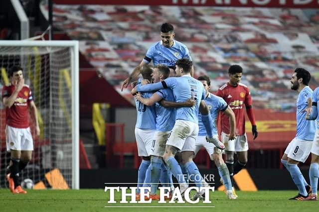 맨시티 선수들이 7일 맨유와 카라바오컵 준결승전에서 추가골을 넣은 뒤 기뻐하고 있다./맨체스터=AP.뉴시스