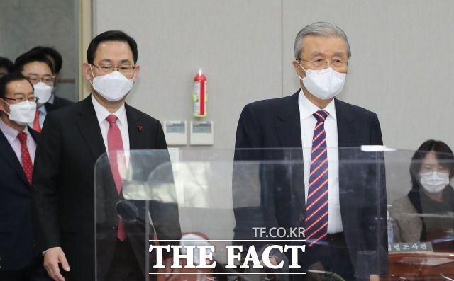 국민의힘은 우선 당 밖 인사들의 자유로운 참여를 위한 문을 열고 큰 판 벌리기에 집중할 전망이다. 지난 5일 김종인 국민의힘 비상대책위원장(오른쪽)과 주호영 원내대표가 온택트 정책 워크숍에 참석하고 있다. /이새롬 기자