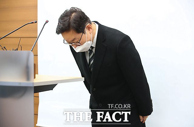 박범계 법무부 장관 후보자가 4일 오후 서울 서초구 서울고등검찰청사 기자실에서 소감을 밝힌 뒤 인사하고 있다. /현장풀 이새롬 기자