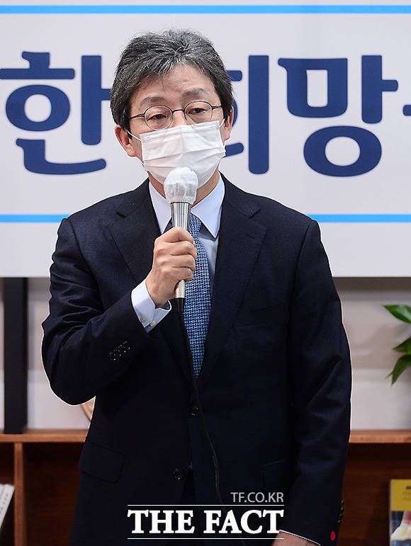 유승민 전 의원은 이 지사를 향해 "국민을 우습게 보는 조삼모사"라고 비판했다. 지난해 11월 기자회견하는 유 전 의원. /이새롬 기자