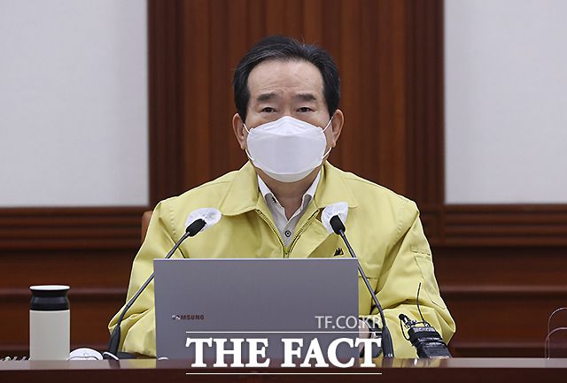 정세균 국무총리는 11일부터 지급되는 3차 재난지원금에 대해 "설 명절 이전에 전체 지원금의 90%를 지급해 드린다는 목표를 세웠다"며 "그간의 경험을 토대로 관계부처와 지자체가 합심해서 속도전에 나서 주시기 바란다"고 10일 밝혔다. /뉴시스