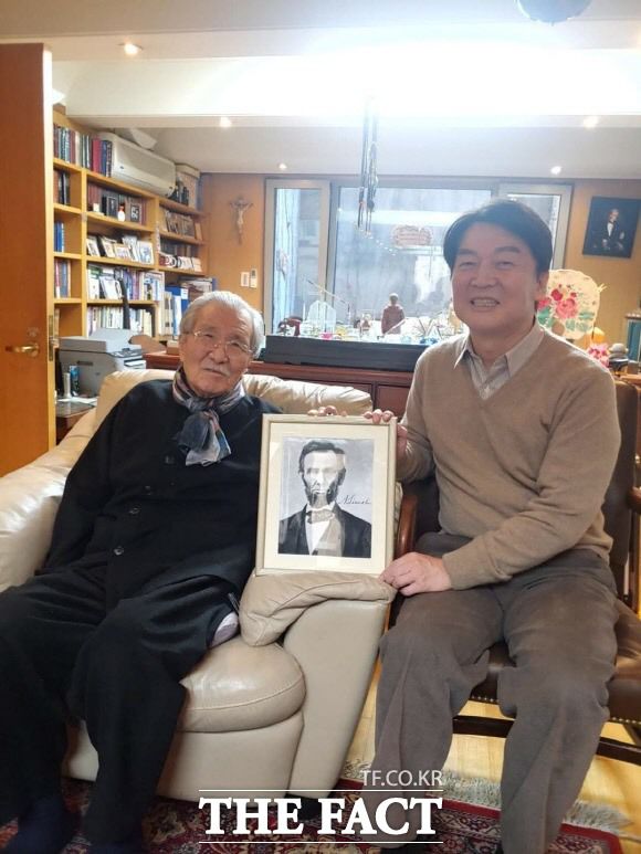 10일 안철수 국민의당 대표는 김동길 연세대 명예교수를 만난 일화를 공개하며 선거 승리 의지를 다졌다. /안철수 대표 페이스북 갈무리