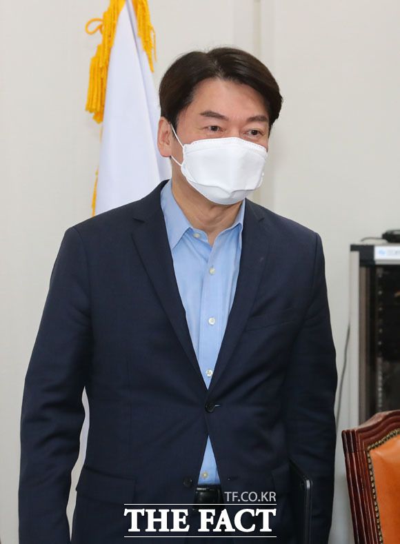 서울시장 재보궐선거에 출마한 안철수 국민의당 대표를 향한 정치권 관심이 높아지고 있다. 지난 7일 국회에서 열린 국민의당 최고위원회의에 참석한 안 대표. /남윤호 기자