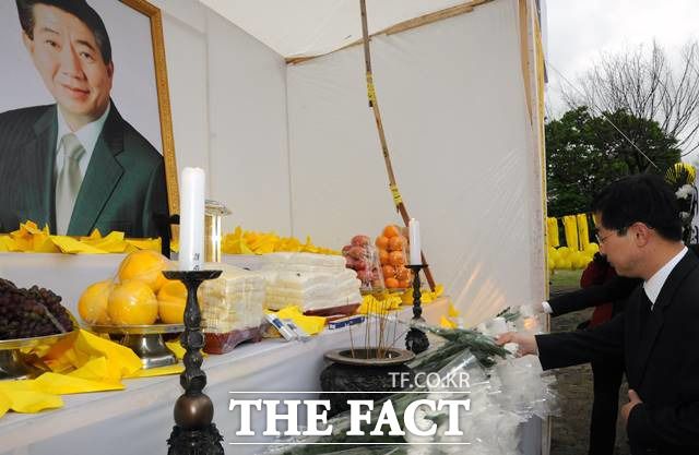 2010년 5월23일 대전에서 열린 노무현 전 대통령 서거 1주기 추모 합동추도식에서 박범계 법무부 장관 후보자(당시 민주당 대전시당 위원장)이 헌화하고 있다./뉴시스