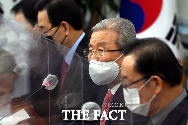 야당은 지난해 총선 때와 달리 이번에는 '4차 재난지원금' 지급 반대 노선을 분명히 할 것으로 보인다. 지난달 17일 국민의힘 비상대책위원회의 모습. /남윤호 기자