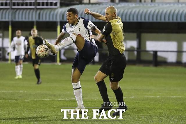 11일 마린FC와 FA컵 64강전에서 전반에만 해트트릭을 기록한 토트넘 스트라이커 카를로스 비니시우스가 볼을 다루고 있다./리버풀=AP.뉴시스