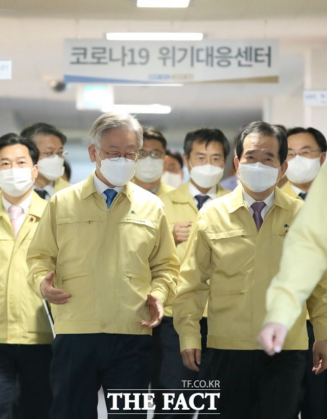 더불어민주당이 '4차 재난지원금 지급'을 신중히 공론화하고 있다. 하지만 정세균 국무총리 등 일각에선 반대하고 있다. 지난달 9일 경기도청에서 열린 코로나 바이러스 감염증 19 중앙재난안전대책본부 회의에 참석하기 위해 이동 중인 정세균 국무총리(오른쪽)와 이재명 경기지사(왼쪽). / 경기도 제공