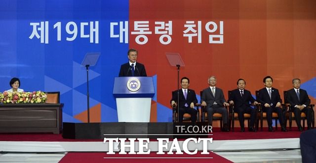문 대통령은 취임사에서 "국민 모두의 대통령, 국민 통합"을 약속했다. 집권 5년 차 이 약속은 지켜졌을까. 문 대통령이 지난 2017년 5월 10일 국회 로텐더홀에서 열린 제19대 대통령 취임식에서 취임사를 하는 모습. /뉴시스