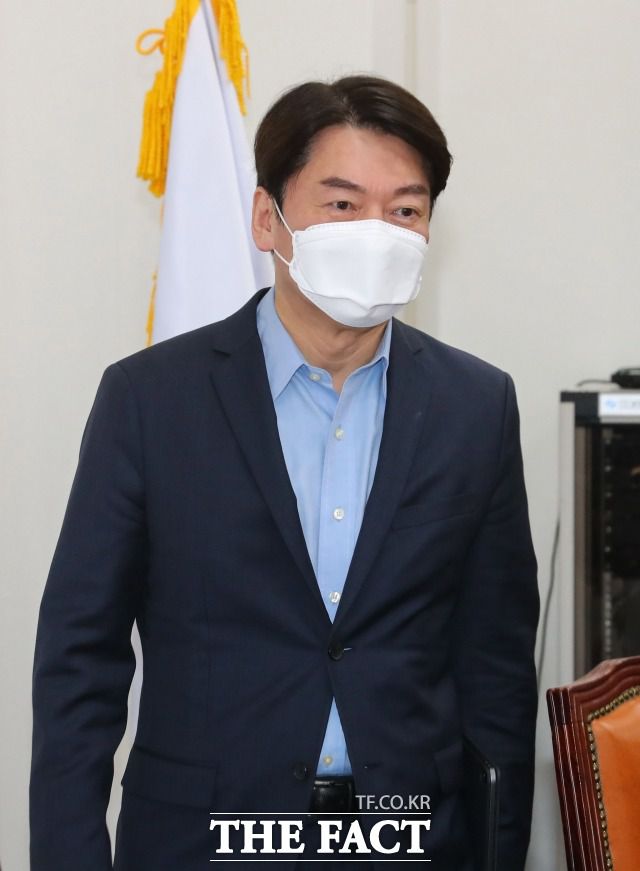 안 대표는 국민의힘이 요구한 단일화 논의에 당장 대응하기보다 독자 행보에 나서고 있는 상황이다. 지난 7일 안 대표가 국민의당 최고위원회의에 참석하는 모습. /남윤호 기자