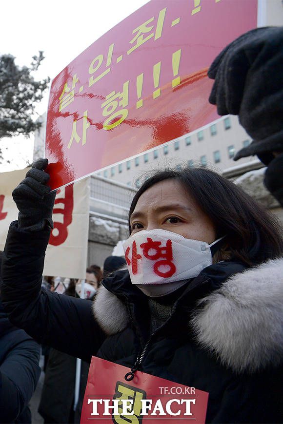 입양한 딸을 수개월 동안 학대해 숨지게 한 정인이 사건의 첫 재판이 열리는 13일 오전 서울 양천구 서울남부지방법원 앞에서 대한아동학대방지협회 회원들과 시민들이 입양 부모의 살인죄 처벌을 촉구하는 피켓 시위를 하고 있다. /이선화 기자