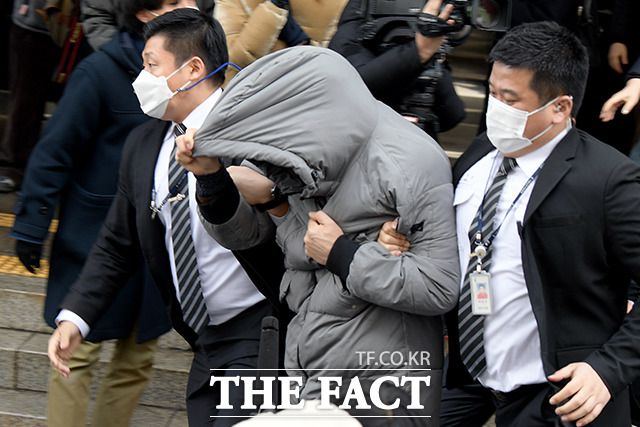 정인 양을 입양한 후 수개월 동안 학대해 숨지게 한 혐의를 받는 양부 안 모 씨가 13일 오전 서울 양천구 서울남부지방법원에서 열린 첫 재판을 마치고 법원을 나서고 있다. /이선화 기자