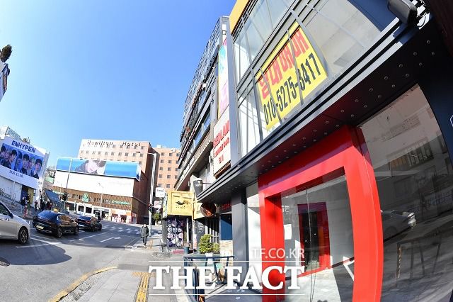 코로나19로 인한 내수 경기 침체가 심화되고 있다. 코로나19 사태의 장기화로 자영업자와 소상공인의 고통이 가중되고 있다. 사진은 지난 3일 서울 용산구 이태원동의 한 폐점포에 임대 안내문이 붙어있는 모습. /남윤호 기자