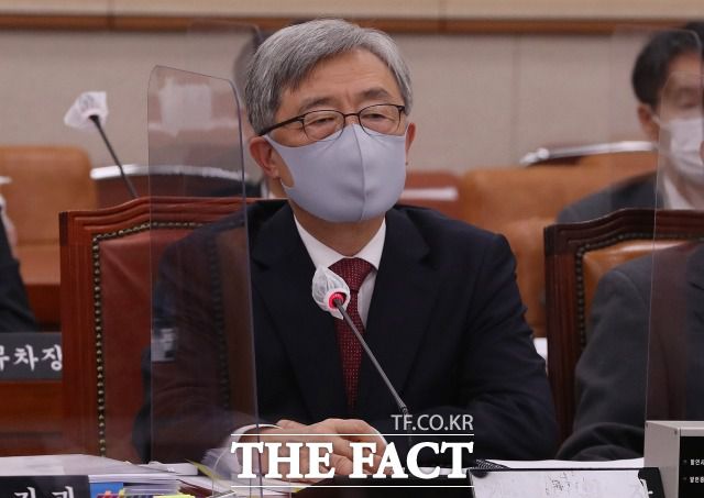 일각에선 여당의 '월성 발전소 방사성 검출' 문제제기가 감사원의 월성 1호기 경제성 평가 조작 수사에 대한 '물타기' 전략이라고 보고 있다. 지난해 10월 26일 국회 법제사법위원회에 참석한 최재형 감사원장. /이새롬 기자