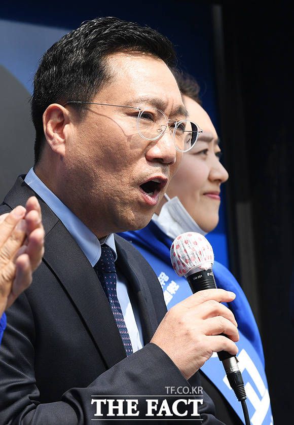 손 전 의원 주장에 친문 지지층은 반신반의하는 분위기다. 지난해 4월 총선 당시 고민정 후보 지지를 호소하는 양 전 원장(왼쪽) /배정한 기자