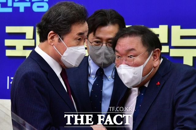 최근 더불어민주당은 김정은 북한 노동당 총비서의 연내 답방론에 힘을 싣고 있다. 지난 14일 국난극복 K-뉴딜위원회 국난극복본부 점검회의에 참석한 이낙연 대표(맨 왼쪽)와 홍익표 민주연구원장, 김태년 원내대표. /남윤호 기자