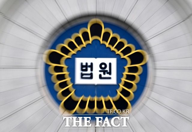 법조계에 따르면 서울중앙지법 형사합의31부(조성필 부장판사)는 14일 동료 직원 B 씨를 성폭행해 상해를 입힌 혐의로 기소된 전 서울시장 비서실 직원 A 씨에게 징역 3년 6개월을 선고하면서 박 전 시장의 성범죄 의혹을 언급했다. /이새롬 기자
