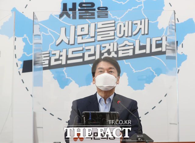 안철수 국민의당 대표가 최근 이어진 국민의힘 견제에 정면 반박하며 대응에 나섰다. 야권 단일화 논의에서 안 대표가 수차례 언급되면서 사실상 '키맨'이 됐다는 평가가 나온다. 13일 부동산 공약 발표 기자회견하는 안 대표. /남윤호 기자