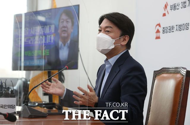 각종 여론조사 선두를 달리는 안 대표를 둘러싼 후보들의 신경전은 당분간 이어질 전망이다. 전문가는 안 대표 지지율에 대해 "야권 단일화를 했을 경우 최대 지지율에 가까이 왔다"고 진단했다. /남윤호 기자