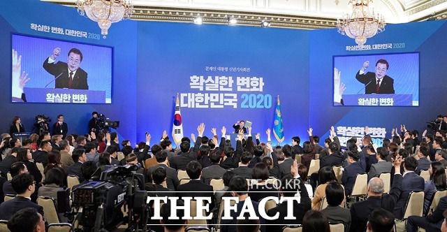 문 대통령이 지난해 1월 14일 청와대 춘추관에서 기자회견을 진행하는 모습. /뉴시스