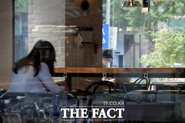 18일부터 카페, 헬스장 등 다중이용시설 운영이 재개된다. /이선화 기자