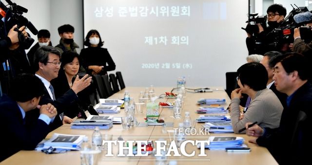 파기환송심을 맡은 서울고법 형사1부(정준영 송영승 강상욱 부장판사) 역시 기업 총수 범죄 예방을 위한 준법 감시제도 신설을 권고했다. 이에 삼성은 지난해 2월 준법감시위원회를 꾸렸다. /이덕인 기자