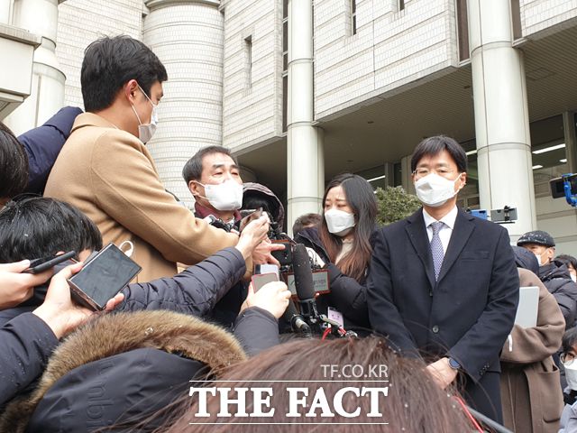 이재용 부회장 변호인단이 취재진에게 입장을 전하고 있다. /서재근 기자