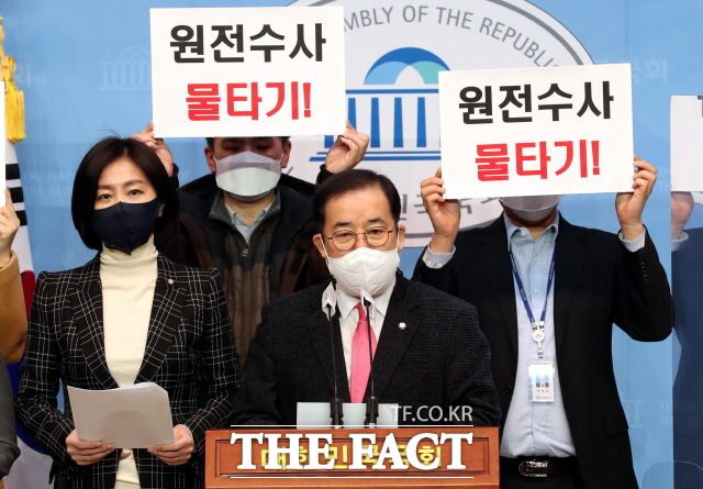 야당은 여당이 주장하는 언론중재법, 정보통신망법 개정안에 대해 반대한다. 지난 12일 박성중 의원(가운데) 등 과학기술정보방송통신위원회 소속 국민의힘 의원들이 월성원전 수사 물타기와 조직적 가짜뉴스 퍼트리기 중단을 촉구하는 기자회견을 하는 모습. /국회사진기자단