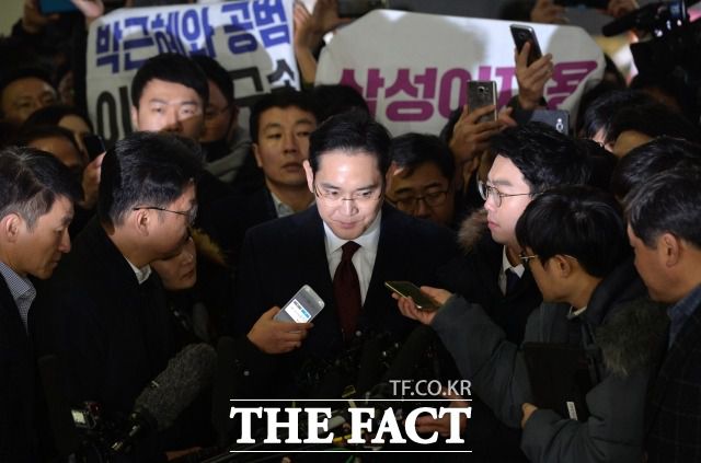 이재용 삼성전자 부회장이 2017년 1월 박영수 특별검사 사무실에 피의자 신분으로 들어서고 있다. /더팩트DB