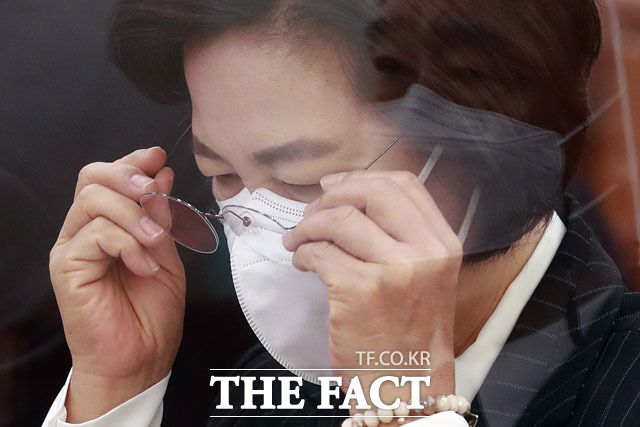 추미애 법무부 장관이 지난 8일 오전 서울 여의도 국회에서 열린 법제사법위원회 전체회의에서 안경을 쓰고 있다. /남윤호 기자