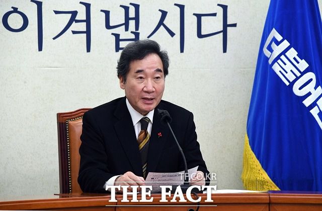 문재인 대통령이 18일 신년 기자회견에서 이명박·박근혜 전 대통령 특별사면에 대해 선을 그었다. 이에 따라 올해 첫날 '사면론'을 제기한 이낙연 더불어민주당 대표가 난처한 상황에 처하게 됐다. /남윤호 기자