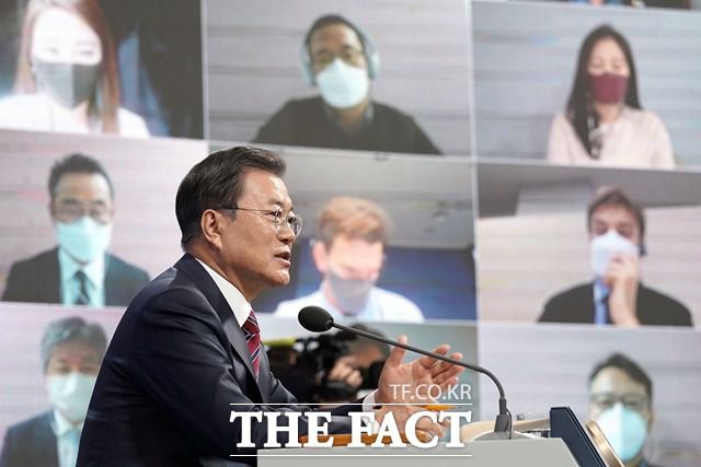 문재인 대통령 18일 2021년 신년 기자회견을 열고 기자들과 2시간가량 대화를 나눴다. 취임 후 다섯 번째로 진행된 기자회견은 사상 최초로 온·오프라인 병행 방식으로 진행됐다. /청와대 제공