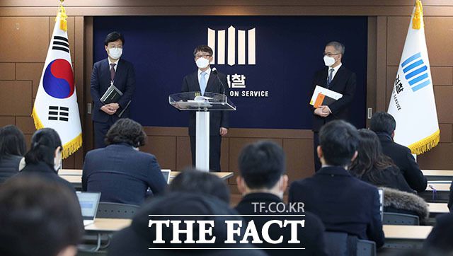 임관혁 세월호 참사 특별수사단 단장이 19일 오후 서울 서초구 서울중앙지검 브리핑룸에서 세월호 참사 특별수사단 최종 수사 결과 발표를 하고 있다. /뉴시스