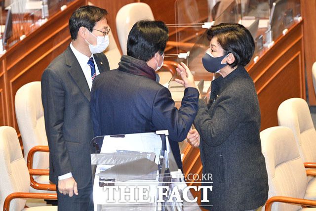 박원순 전 서울시장 성추행 의혹 사건 당사자의 공개 사퇴 요구로 압박이 거세지만 남인순 의원과 더불어민주당은 다시 침묵하고 있다. 지난 8일 국회 본회의에 참석해 동료의원들과 대화하고 있는 남 의원. /남윤호 기자