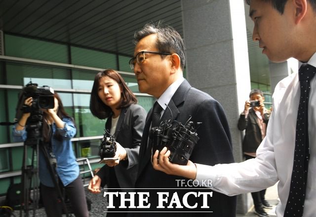 뇌물수수·성범죄 혐의를 받는 김학의 전 법무부 차관이 2009년 5월 12일 오후 서울 송파구 서울동부지방검찰청으로 출석하고 있다. /더팩트 DB