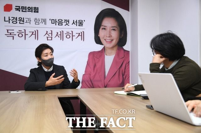 나 전 의원의 선거 캐치프레이즈는 '독하게 섬세하게'다. 그는 "좌고우면한 리더십은 안 된다"며 "시민 일상을 회복하는 게 급선무"라고 했다. /남윤호 기자