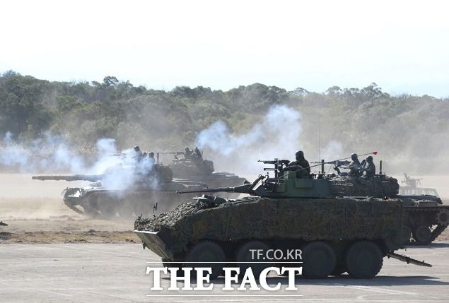 지난 19일 대만 북부 신주에서 대만 전차가 보병과 함께 기동훈련을 하고 있다. 전차와 박격포, 소형 화기 등을 동원한 대만군은 중국의 군사 위협으로부터 방어하기 위한 기동 훈련을 했다. /신주=AP.뉴시스