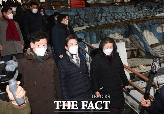 지난 18일 서울 용산구 서계동 도시재생사업 현장을 둘러보며 주민들과 의견을 나누던 나 전 의원. /국회사진취재단