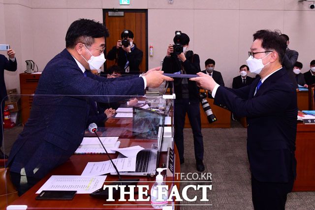 박범계 법무부 장관 후보자가 25일 오전 서울 여의도 국회 법제사법위원회에서 열린 인사청문회에 출석해 윤호중 법사위원장에게 선서문을 제출하고 있다./남윤호 기자