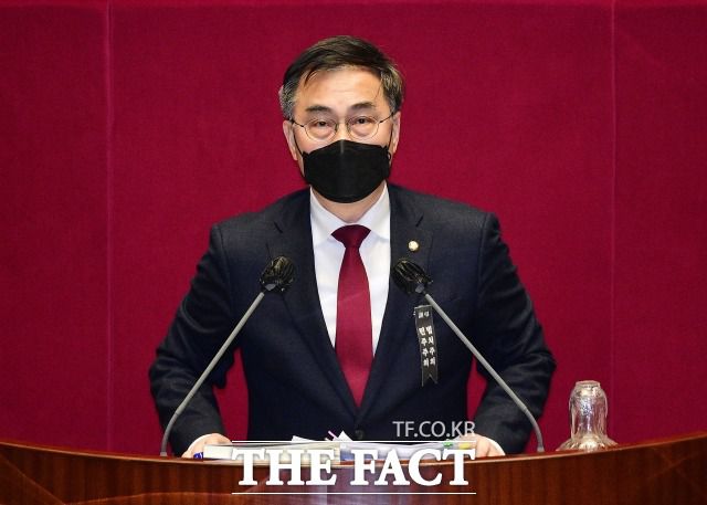 최형두 원내대변인은 민주당을 향해 "사과 태도에 관한 한 정의당 10분의 1이라도 따라가기 바란다"고 일침하기도 했다. 지난해 12월 국회에서 발언하고 있는 최 원내대변인. /남윤호 기자